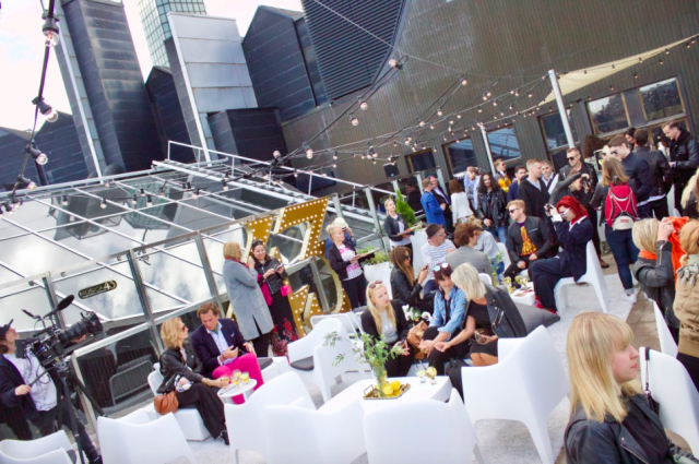 Yläkerrassa saa sään salliessa hyvät brunat.