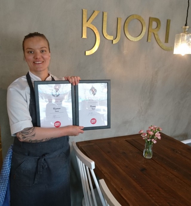 Marjaana Pohjolan hymy herkässä ja syystä, Kuori nappasti Cityn Suuressa Ravintolaäänesyksessä tuplavoittona 'Paras kasvisruoka' & 'Paras tulokas' 2016 -tittelit.