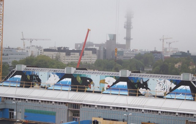 Espanjalainen Sabek maalasi Pasilan aseman katolle muraalin, joka häviää asemarakennuksen myötä.