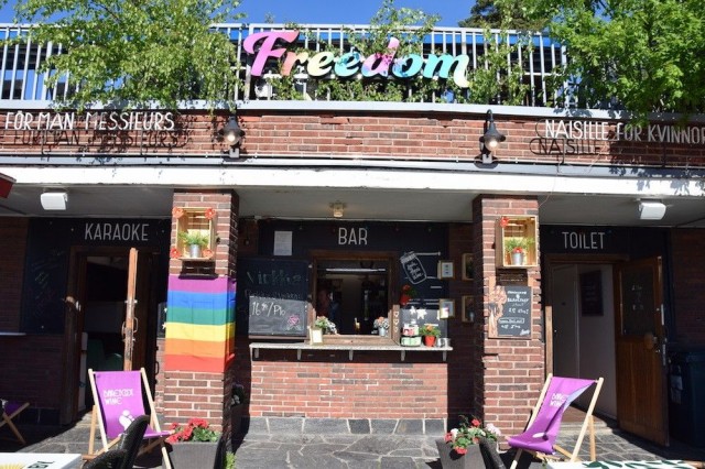 Freedom säteilee sateenkaaren värejä.