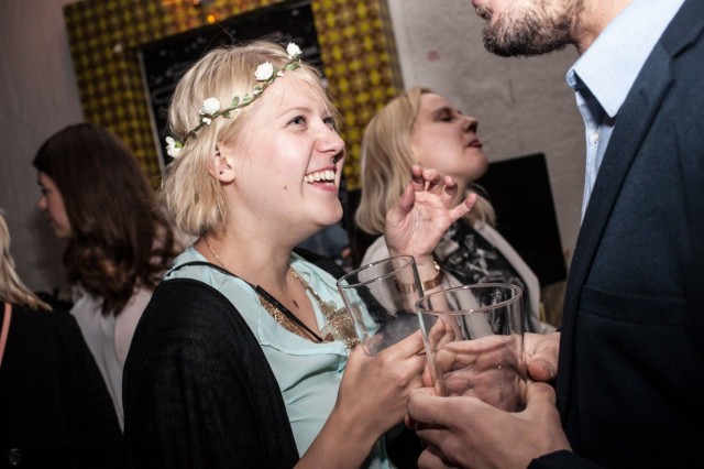 Kukkaseppele kruunaa keskikesän juhlan.