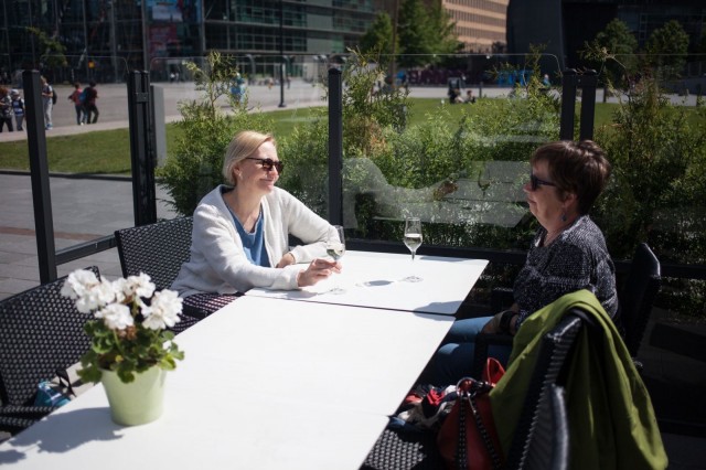 Musiikkitalon mökkiterassilla voi nauttia ruuasta ja juomasta.