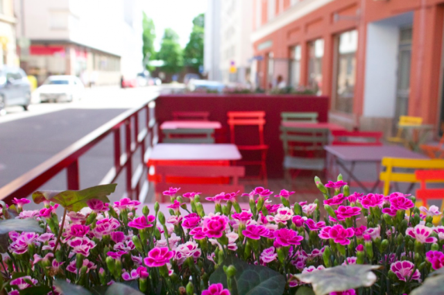 Levainin parklet-terdellä voi nauttia myös kukkaloistosta.