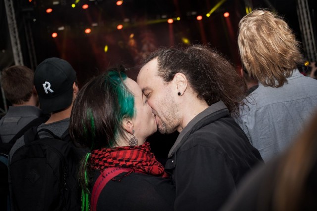 Suukottelua Devin Townsend Projectin aikaan. Päälavan edustalle kerääntyi väkeä kuuntelemaan kanadalaisen huippusuositun artistin sooloprojektia.