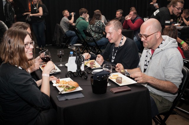 Black Dining -ravintola tarjosi illalliskokemuksen festivaalialueen sydämessä. Mustanpuhuvalta à la carte -listalta löytyi teemaan sopivia annoksia.