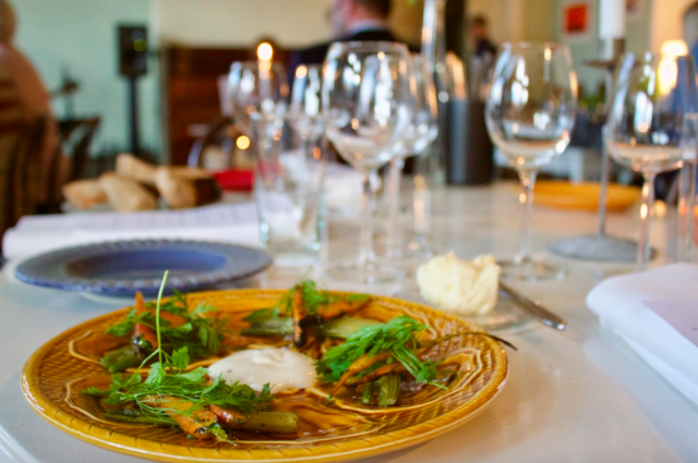 Vår-illalliset järjestettiin Isnäsissä kahvila/galleria/majatalo Kaarnarannassa.