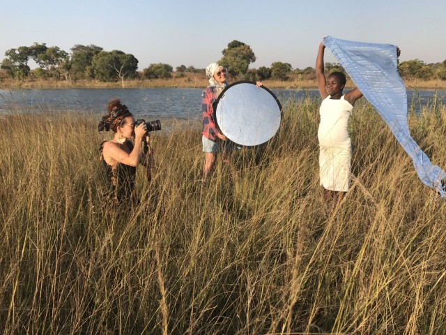 Meeri Koutaniemi (vas.) kuvaa Fridahin (oik.) puettuna Paola Suhosen (kesk.) suunnittelemiin vaatteisiin.