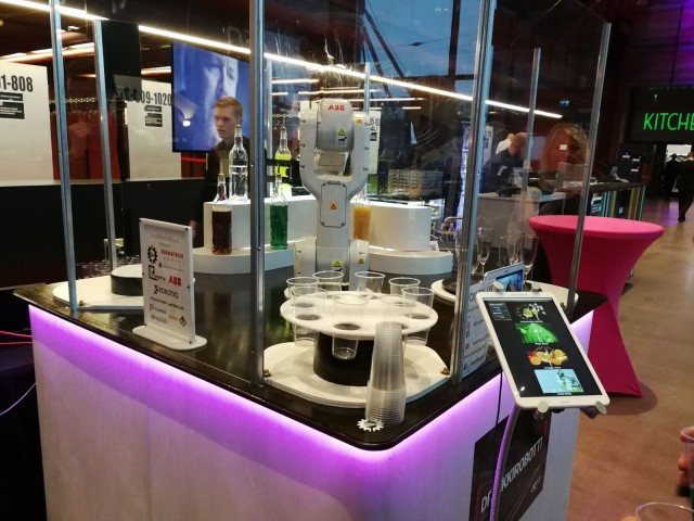 Drinkkirobotti on opiskelijakerho Pullonkaulalaisten taidonnäyte.