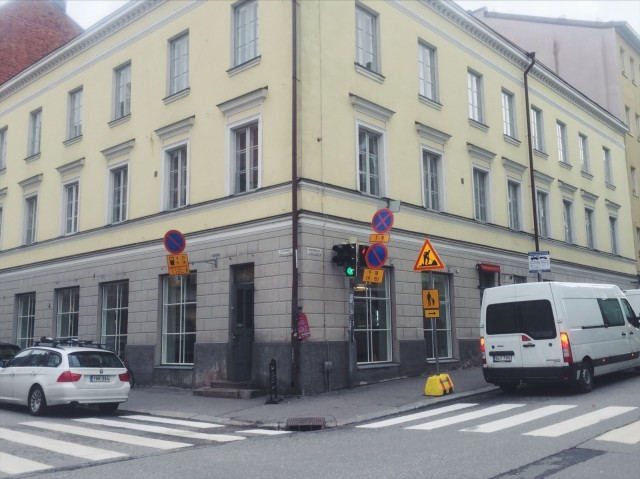 Gran Delicaton viinibaari tulee kahvilan kylkeen Albertinkadulle.