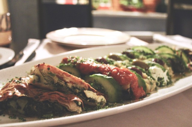 Dolmádes eli viininlehtikääryleitä, grillattua kalamária, spanakópitaa (fetapinaattipiirasta), rollákia melitzánas (täytettyjä munakoisokääryleitä), tzatzikia ja munakoisodippiä.