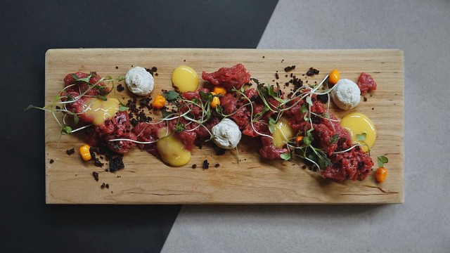 Menu Stuvarin alkuruokaan kuuluu kotimaista Charolais-luomunaudan tartaria.