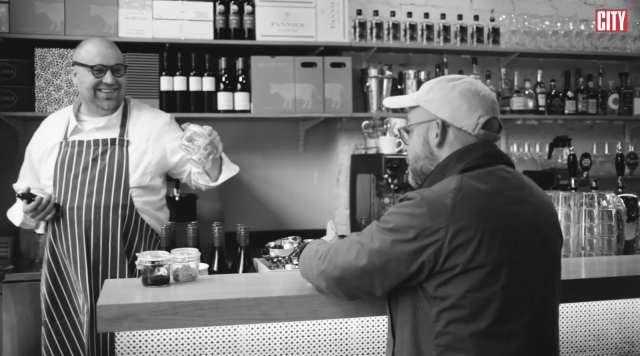 Antto Melasniemi ja Antti Eerikäinen Pontuksen tiskillä.