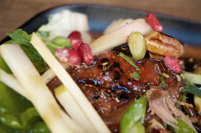 Possun poskea, keräsalaattia, omenaa ja pähkinöitä.