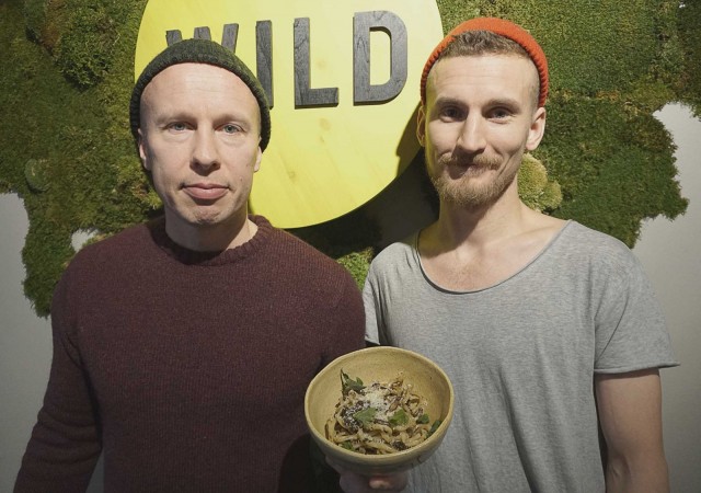 Jouni Toivanen ja Ossi Paloneva saavat hyönteiset maistumaan.