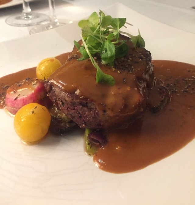 Mainio härän sisäfile höystettynä konjakki-pippurikastikkeella.