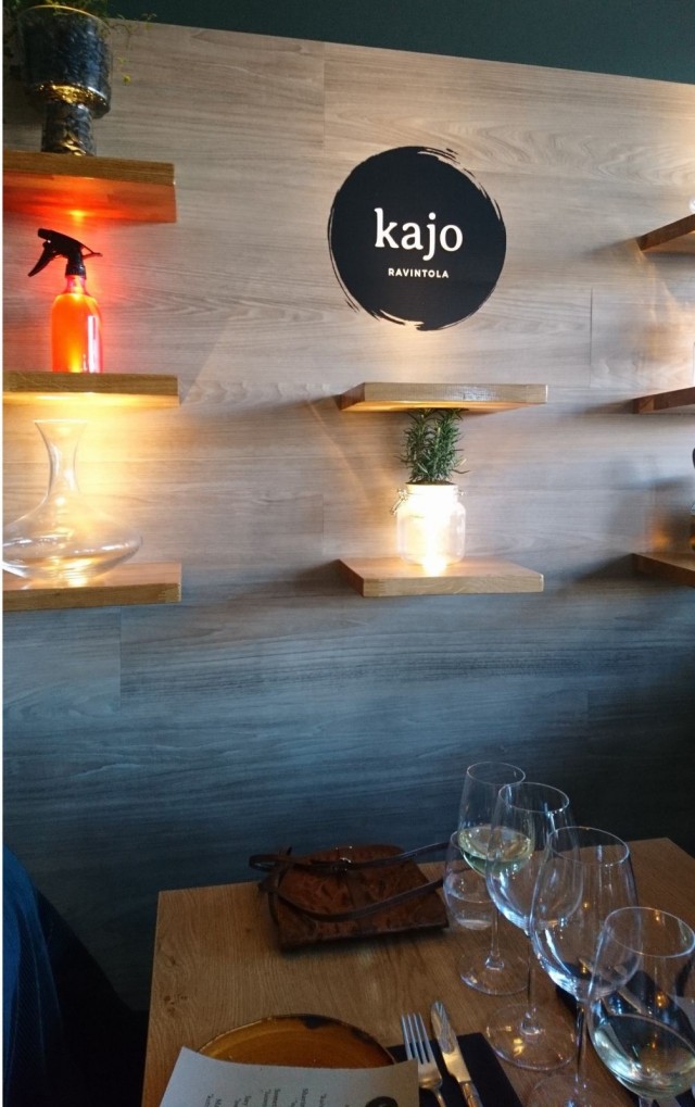 Sisusta on tyylikkään pelkistetty, mutta sisältää paljon pieniä hauskoja yksityiskohtia kun sitä alkaa tutkimaan.