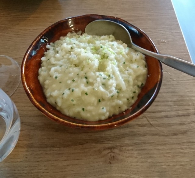 Ulkonäöllisesti tylsä sitruuna-limerisotto vei kielen mennessään.