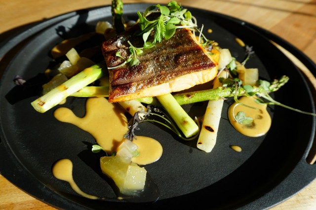 Puuhiiligrillattu nieriä tarjoillaan grillatun parsan kera.