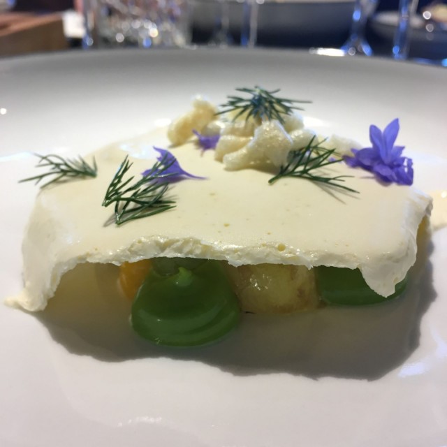 Alkuruoan matjessilli ja varhaisperunat saivat ylleen ranskankermahunnun.