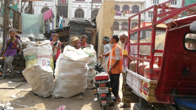 Pullojenkeruuhommissa