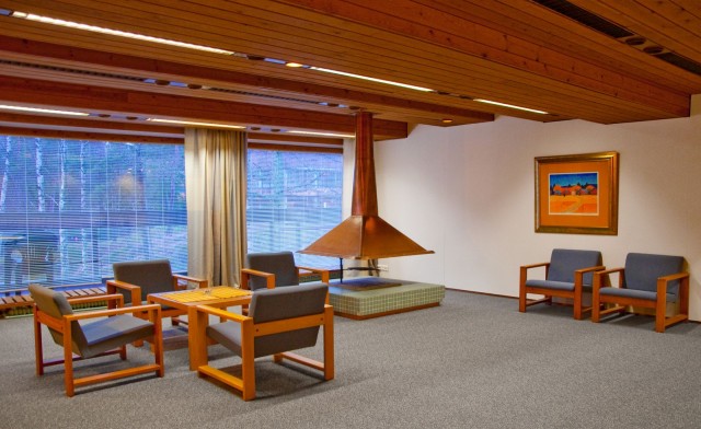 Oleskelulounge hotellin superior-siivessä, josta käy hyvin ilmi Rantapuiston aikamatkafiilis. Lähde: Hotel Rantapuiston kuvapankki