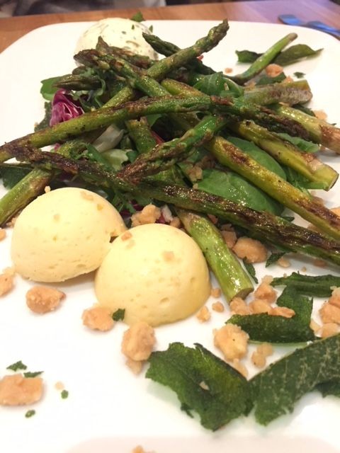 Herkullista parsaa lisukkeineen.