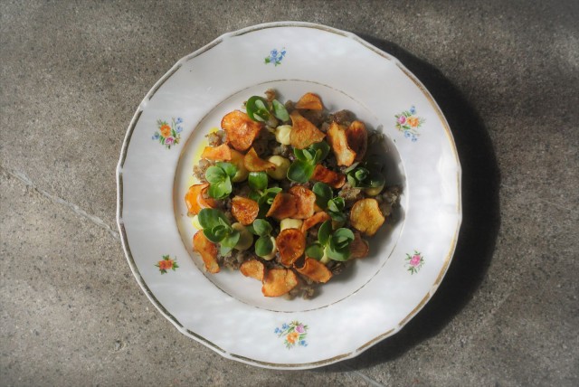 Kevään ensimmäiset maa-artisokat ovat päässeet jo lautaselle.