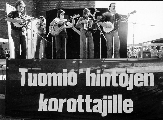 Sodankylän elokuvajuhlilla nähdään muun muassa karaokenäytös Kenen joukoissa seisot -elokuvasta.