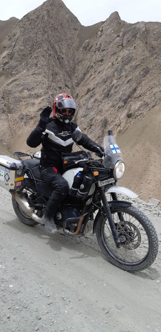 Korkealla ohuessa ilmassa aurinko polttaa kasvot ja kylmyys jäädyttää sormet. Silti koko tilanne on niin uskomaton ja maisema surrealistisen fantastinen, että on pakko hymyillä ja nostaa peukku ylös. Still alive.