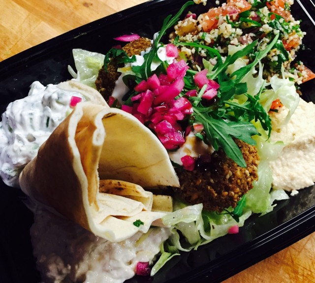 Levantin mezelautanen on värikäs ja raikas kokonaisuus.