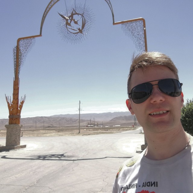 Turkmenistanin etelänaapurina on Iran. Iran on näiden taustalla olevien vuorien takana. Sinne ei kannata mennä. Tarkka-ampujat ovat valmiina.