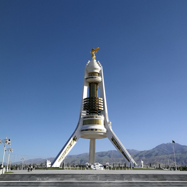 Saparmurat Niyazovin muistopatsaan kultaus maksoi 100 miljoonaa dollaria. Turkemenistan on hämmentävä maa.