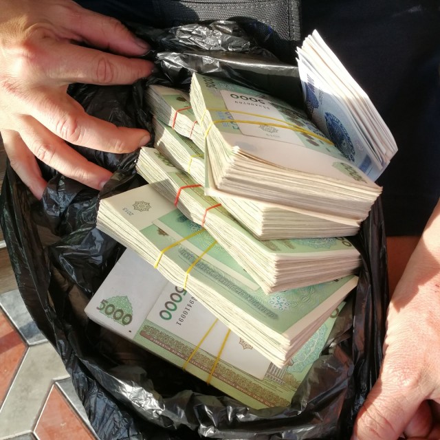 Uzbekistanissa maksoimme hotellin ja illallisen muovikassillisella kahisevaa.