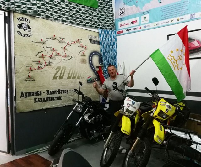 Tajikistanissa moottoripyörähuollossa.