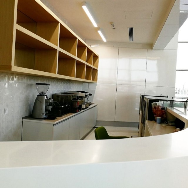 Upouuden sataman kahvila ilman henkilökuntaa.