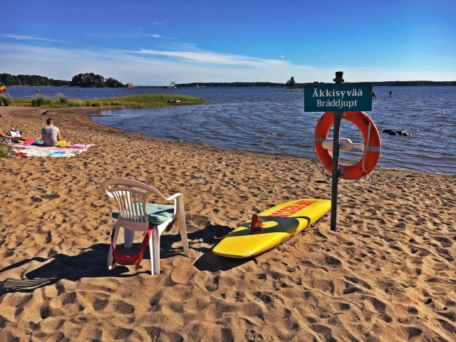 Kallahdenniemellä voi kahlata läheiselle särkälle, jos uskaltaa.