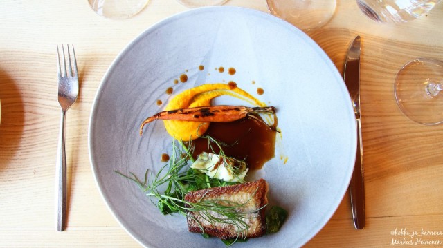 Pääruoka: Kuhaa, porkkana-inkivääripyreetä, rapuliemessä haudutettua porkkanaa ja tumma rapukastike.