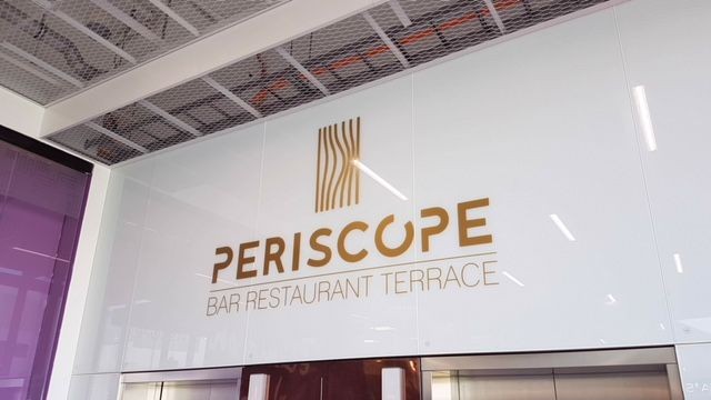 Hissit ohjaavat ylös ravintola Periscopeen.