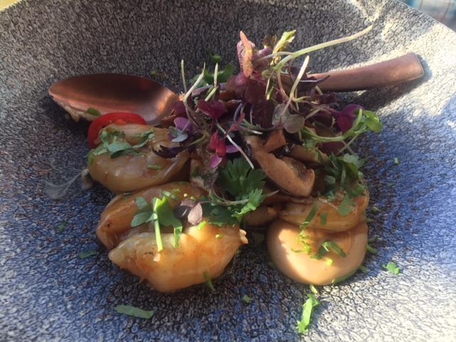 Makeassa soijassa paistettuja scampinpyrstöjä, siitakesientä, kastanjaa ja korianteria.