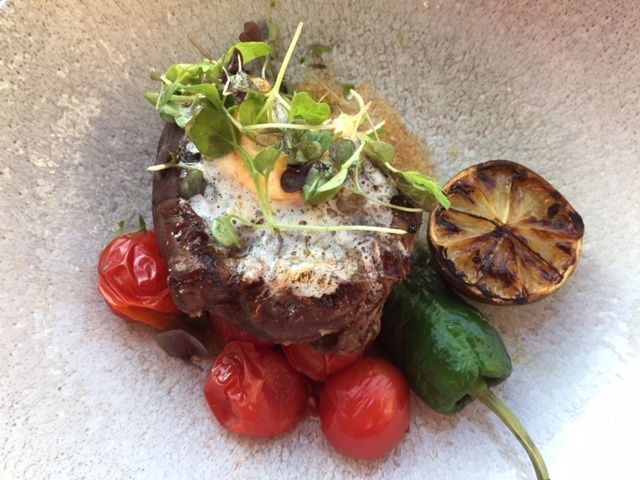 Grillattua naudansisäfileetä, chili-valkosipulivoita, paahdettua valkosipulia, tomaattia ja padron- paprikaa, grillattua limeä.