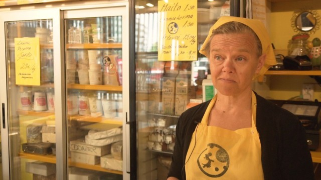 Lentävän lehmän juustokauppias Hanne Hirvonen on huomannut, että ihmisiä tulee Länsimetron ansiosta Espoosta asti.