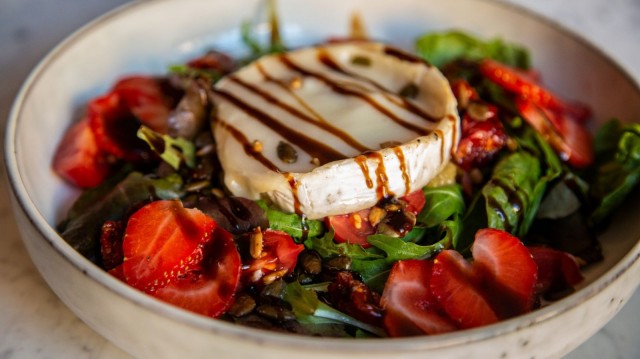 Lounasaikaan ja iltaisin tarjolla on ruokaisia salaatteja sekä annoksia myös isompaankin nälkään.