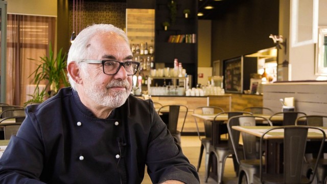 Ikänsä puolesta Manu Schlegel voisi jäädä jo eläkkeelle, mutta hän viihtyy ravintola-alalla niin hyvin, ettei malta vielä jättää töitä.