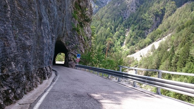 Alpeilla on hienoja teitä autoiluun, pyöräilyyn ja moottoripyörillä ajeluun