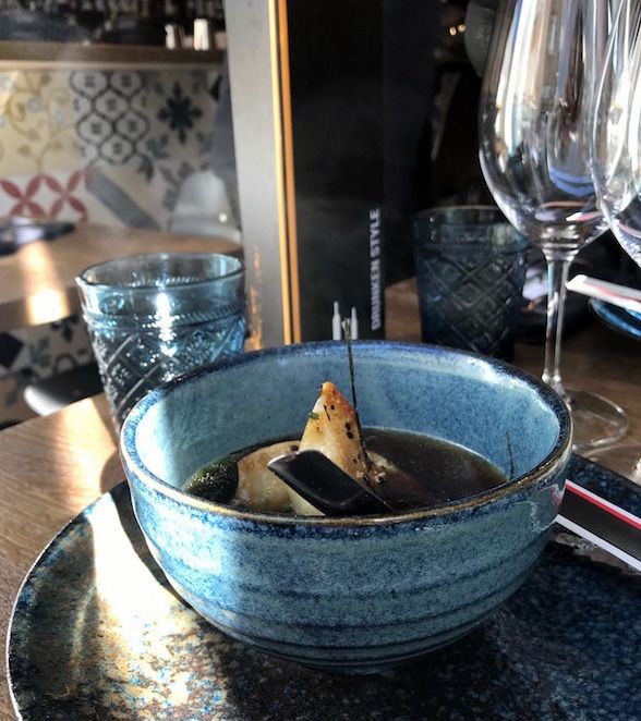 Kasvisdumplingeja aromaattisessa misoliemessä