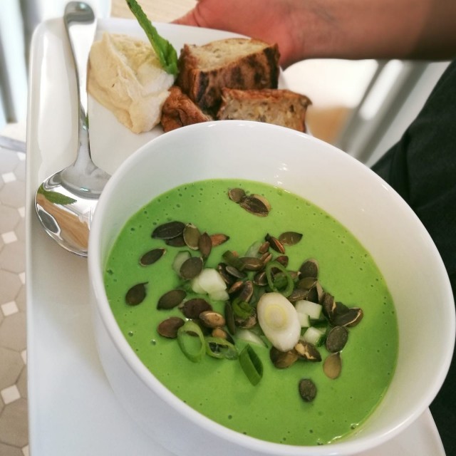 Kesälounaaksi maistuu raikas kasviskeitto.