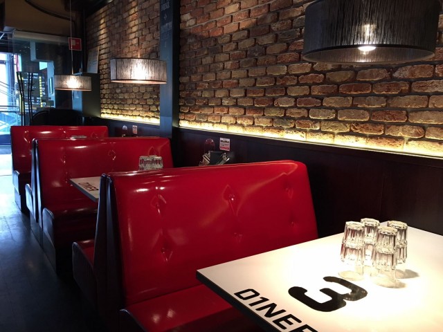 Ravintolan jenkkityylinen sisustus.