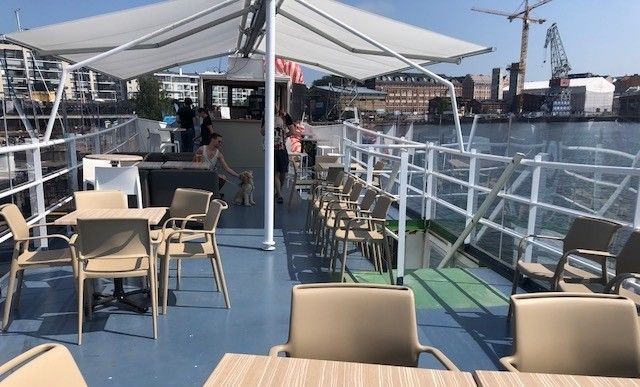 Ravintolalaiva Vernan terassille koiratkin ovat tervetulleita.