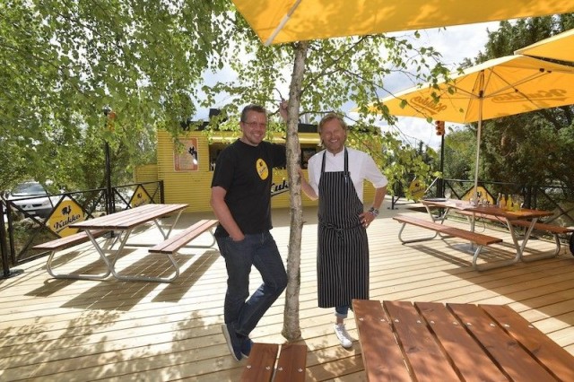 Panimoravintolan menu on keittiömestari Aki Wahlmanin (oik.) käsialaa.