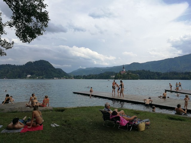 Bled on järven rannalla ja vastarannalla on mukava uimaranta. Järven keskellä olevassa saaressa on kirkko minne pääsee veneellä tai uimalla. Vesi on hämmentävän sinistä. Kuvaa ei ole käsitelty.